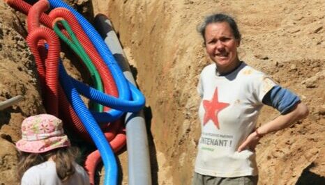 Carole, dans les tranchées avec ses filles de 6 ans met en place les réseaux 2013