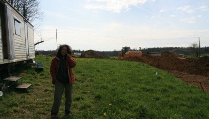 Carole, sur le terrain nu, 1er jour, les terrassements 2013