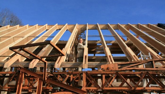 Carole avec la grue pour la mise en place des chevrons porteurs 2013
