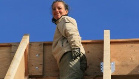 Carole au faîtage, fixe les chevrons porteurs 2013