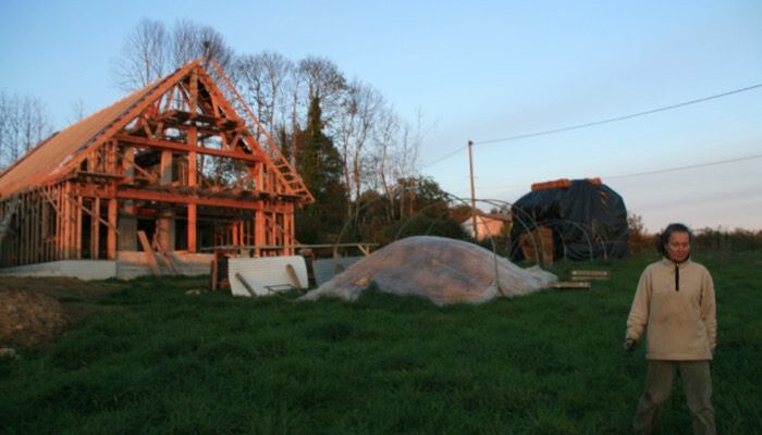Carole, devant la Façade sud de la Maison Bioclimatique 2013