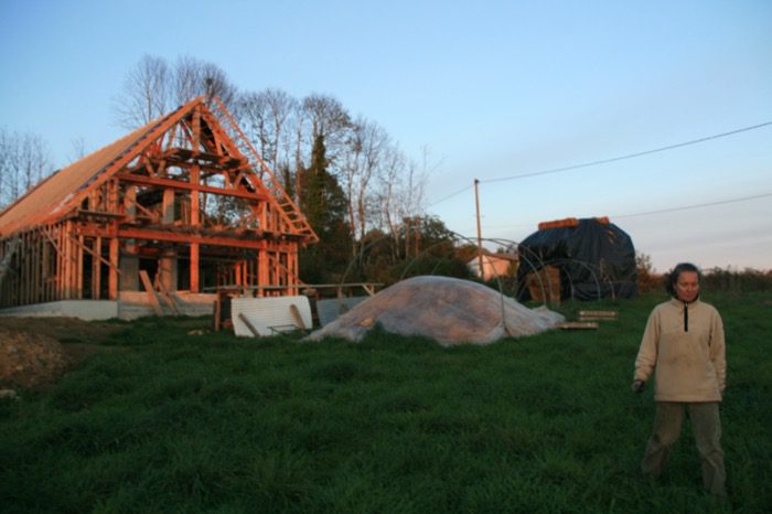 Carole, devant la Façade sud de la Maison Bioclimatique 2013