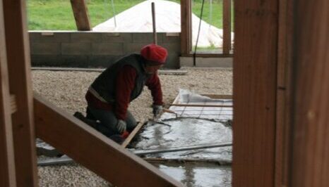 Carole coule la dalle du Poele de Masse 2014