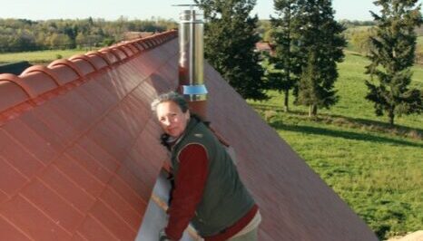 Carole met en place la couverture de Tuiles 2013